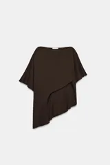Top tipo capa blanco de punto fluido, con mezcla de viscosa, cuello bote, mangas cortas y bajo asimétrico.