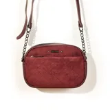 Bandolera color borgoña con textura matelasseada en forma de rombos. Tiene correa larga combinada de cuero y cadena metálica.