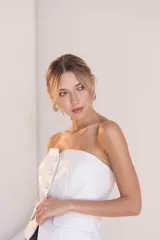 Strapless gris oscuro con diseño tipo chaleco con botones al frente.