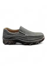 Mocasín de hombre estilo casual, color gris, confeccionado en material sintético con costuras blancas visibles y suela robusta de goma.