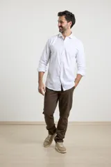 Camisa blanca de vestir, de manga larga y corte clásico.