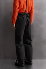 Pantalón deportivo de esquí color negro, confeccionado en tejido técnico impermeable de tres capas con costuras y cremalleras termoselladas. Cuenta con tirantes elásticos regulables, cintura ajustable, bolsillos frontales con cierre, refuerzos en la parte inferior de la pernera y sistema de rescate RECCO integrado.