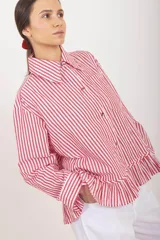 Camisa de manga larga a rayas blancas y verdes, con cuello clásico, cierre frontal de botones y detalle de volados en el ruedo.