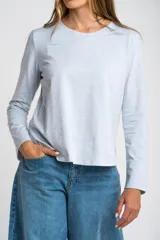 Remera de manga larga color negro, con escote redondo y calce ajustado al cuerpo.