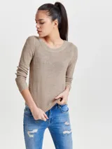 Sweater de tejido de punto color beige, con cuello redondo y mangas largas. Corte regular y textura suave.