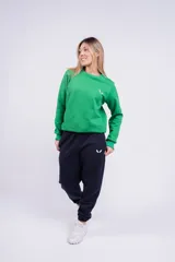 Pantalón jogger color marrón con cintura elástica, cordón ajustable y logo bordado en blanco.