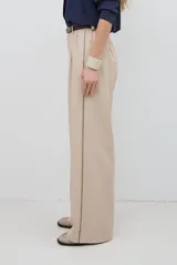 Pantalon de corte recto y pierna ancha, confeccionado en tejido tipo denim oscuro. Presenta tiro alto, cintura con cierre frontal y bolsillos laterales funcionales.