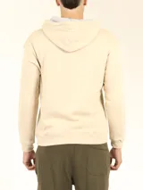 Sweater deportivo con capucha y cordones ajustables, bolsillo canguro frontal. Color verde oliva jaspeado.