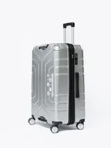 Valija rígida plateada de 28 pulgadas con diseño geométrico en el frente, manija retráctil superior, manija lateral y cuatro ruedas dobles.