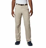 Pantalón cargo de corte recto en color beige, confeccionado en tejido técnico ligero con tecnología Omni-Wick y Omni-Shade. Presenta múltiples bolsillos laterales, cierre de botón y cremallera, y trabillas para cinturón.