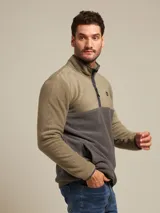 Sweater de polar azul marino y ladrillo con cierre parcial.