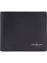 Billetera bifold Calvin Klein Jeans de cuero negro con logo de la marca grabado en la parte delantera. Cuenta con 4 ranuras para tarjetas, 2 ranuras de seguridad, ranura para billetes y bolsillo para monedas.