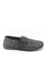 Zapato tipo mocasín de estilo urbano, color gris, confeccionado en eco-cuero con perforaciones laterales para ventilación. Presenta costuras reforzadas en el contorno de la suela y un cierre lateral con velcro para un ajuste práctico.