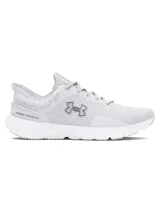 Championes de running Under Armour modelo Charged Escape 4, color gris claro con detalles en blanco. Presentan parte superior de malla técnica transpirable, contrafuerte externo en el talón para mayor sujeción y mediasuela con tecnología Charged Cushioning para una amortiguación óptima.