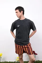 Remera de algodón con efecto lavado, cuello redondo y estampa minimalista en el pecho.