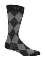 Medias de media caña fabricadas en fibra de bambú, con diseño de rombos en tonos azul marino y gris. Cuenta con elástico superior con el logo de la marca RKF bordado.