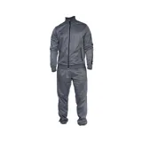 Conjunto deportivo Umbro de campera y pantalón en color gris. La campera es de cuello alto, con cierre frontal completo y bolsillos laterales con cierre. El pantalón cuenta con cintura elástica y bolsillos laterales. Ambos presentan detalles de franjas negras en los costados y el logo de la marca bordado.