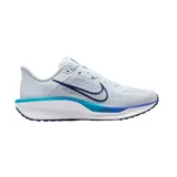 Championes de running Nike Quest 6 color celeste con detalles en azul y violeta.