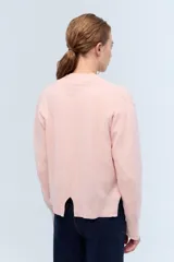 Cardigan rojo de tejido de punto liviano confeccionado en lana italiana.