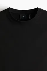Musculosa de punto liviano con cuello redondo y sisas con ribete acanalado. Presenta un corte estándar y bajo recto, diseñada con tecnología de fibra sintética para transporte de humedad.