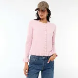Cárdigan de punto color rosa, con cuello redondo, cierre frontal de botones y detalles de volados en la tapeta, el ruedo y los puños.
