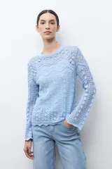 Sweater de manga larga color marrón chocolate, tejido en punto calado con diseño geométrico y cuello redondo con borde festoneado.