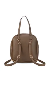 Mochila color bordó con doble asa superior, correas traseras regulables y bolsillo frontal con cierre. Se puede usar como mochila o como cartera.