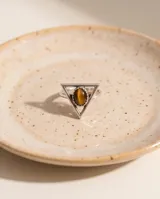 Anillo de plata con diseño triangular y piedra central de ojo de tigre ovalada.