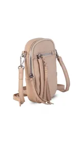 Bandolera compacta color rosado, con correa regulable y desmontable. Tiene apertura superior, bolsillo frontal con cierre y detalle de borla, y bolsillo trasero sin cierre. El interior está forrado en tela y cuenta con un bolsillo adicional.