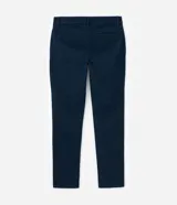 Pantalón masculino de corte skinny confeccionado en sarga de algodón con elastano. Presenta cierre frontal con botón y cremallera, cintura con trabillas y bolsillos laterales y traseros.