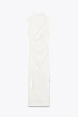 Vestido midi de color blanco, con cuello subido y diseño sin mangas. Presenta un detalle de drapeado lateral que recorre el frente de la prenda, aportando textura y movimiento. Cuenta con un cierre posterior oculto.