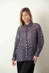 Camisa de gasa plisada color violeta con estampado de círculos dorados, de corte holgado y manga larga.