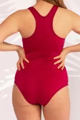 Malla enteriza deportiva color borgoña, con breteles anchos y escote redondo.