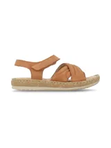 Sandalia de cuero nobuck color camel, con tiras cruzadas en el empeine, tira ajustable con cierre de velcro en el tobillo y suela de PVC ultraflexible.
