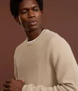 Suéter negro de tejido de punto maquinetado con cuello redondo y manga larga.