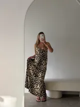 Vestido largo de tirantes finos con escote en V, estampado animal print de leopardo en tonos marrones y beige.