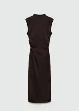 Vestido midi de tejido de punto color marrón oscuro, con cuello redondo, sin mangas y diseño entallado con detalles fruncidos en la cintura. Cuenta con cierre de cremallera en la parte posterior y forro interior.
