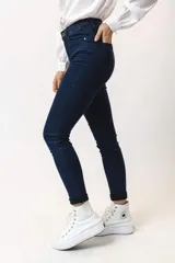 Pantalón de jean chupín color azul oscuro.