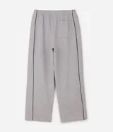 Pantalón de algodón color gris jaspeado, de corte wide leg amplio y recto, con cintura elástica y cordón de ajuste. Cuenta con bolsillos funcionales y detalle de filete lateral en color negro.