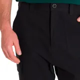 Pantalón de hombre de corte recto, color negro, con bolsillos laterales tipo cargo, bolsillos traseros con solapa y bragueta con cierre.