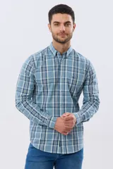 Camisa de manga larga de calce slim, con diseño a cuadros en tonos azul oscuro, verde y blanco. Presenta cuello camisero con botones y bolsillo ojal en el pecho con detalle bordado.