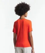 Remera básica de viscosa color naranja, con cuello redondo y mangas cortas cuadradas sin sisas.