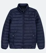 Campera ultraliviana de poliamida color gris claro, con cuello alto y cierre delantero.