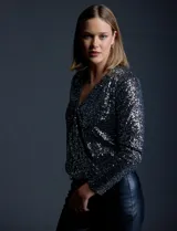 Blusa de fiesta color borgoña, marca Ninety, confeccionada en microtul bordado con lentejuelas. Tiene escote en V cruzado, ruedo elastizado y forro interno a tono.