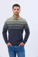 Remera polo de manga larga con diseño rayado en degradado de tonos azules y grises, cuello liso azul marino y logo bordado en el pecho. Confeccionada en tejido piqué de algodón.