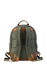 Mochila negra de tela impermeable con detalles en cuero sintético color marrón. Tiene un bolsillo grande frontal con broche, asas ajustables y faja para carry on.