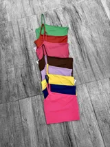 Top de microfibra con un solo bretel, disponible en varios colores: verde, rojo, rosa, marrón, lila, amarillo, azul y fucsia.