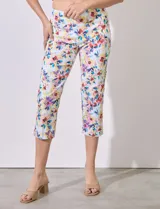 Pantalón capri de gabardina estampada, marca Zac & Rachel. Corte recto, pretina ancha elastizada.