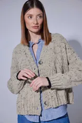 Saco de paño gris de corte recto y largo, con solapas clásicas y forro interior oscuro.