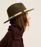 Sombrero de fieltro color verde oliva, con ala corta y copa moldeada. Decorado con cordón trenzado en tonos crudo y verde.